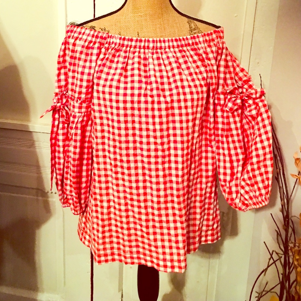 OFF-THE-SHOULDER TOP